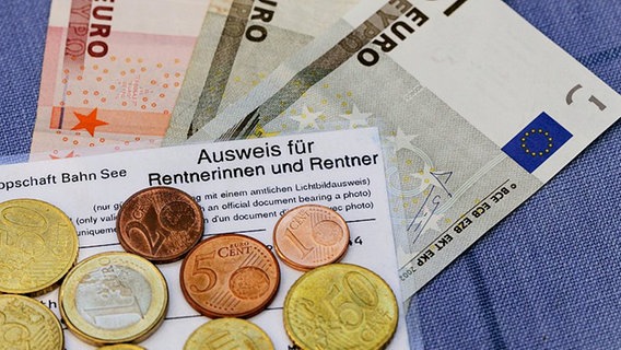 Auf und unter einem Rentnerausweis liegen Euro- und Cent-Geldstücke sowie Euro-Banknoten (Symbolfoto) © dpa Foto: Frank May