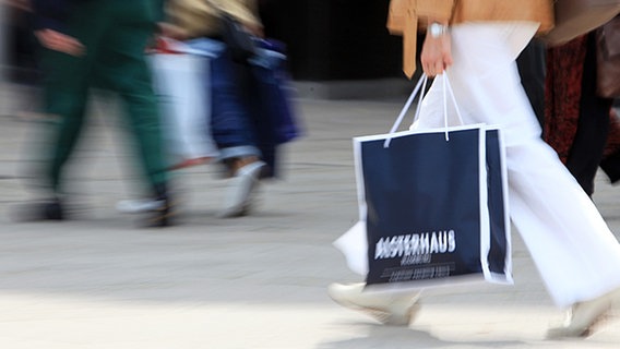 Shopping in der Hamburger Innenstadt © dpa Foto: Bodo Marks