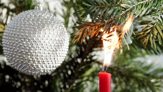 Brennender Zweig eines Weihnachtsbaums © dpa-Report Foto: Roland Weihrauch