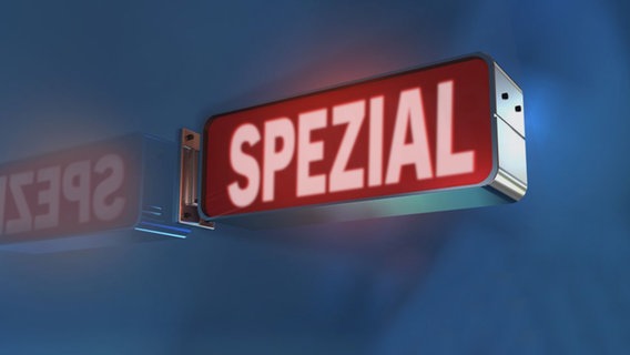 Eine leuchtende rote Schriftanzeige mit dem Wort "SPEZIAL" in Großbuchstaben, reflektiert an der Wand, vor einem unscharfen blauen Hintergrund. © NDR 