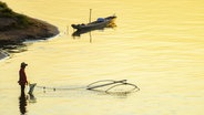 Fischer mit Senknetz bei Sonnenuntergang am Mekong, Luang Prabang, Laos, Asien © picture alliance / imageBROKER | Walter G. Allgöwer Foto: Walter G. Allgöwer