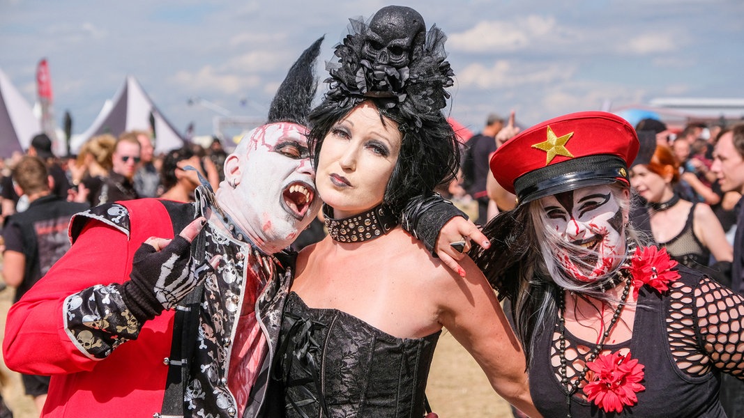 Blutrünstig, aber handzahm, das sind Lumpy, Yvi und Mini auf dem Gothic-Festival M'era Luna.