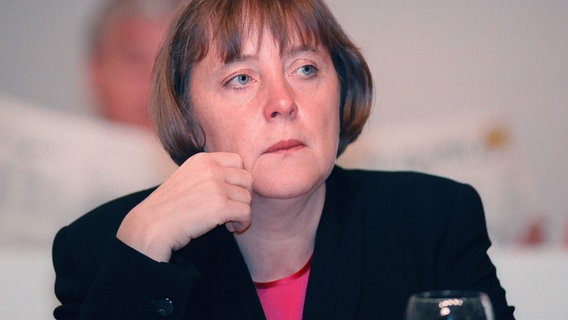 Angela Merkel als CDU-Generalsekretärin 1998 © picture-alliance 