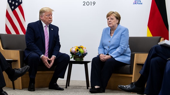Bundeskanzlerin Angela Merkel und Donald Trump, Präsident der USA, treffen sich am Rande des G20-Gipfels zu einem bilateralen Gespräch. © picture alliance/dpa Foto: Bernd von Jutrczenka