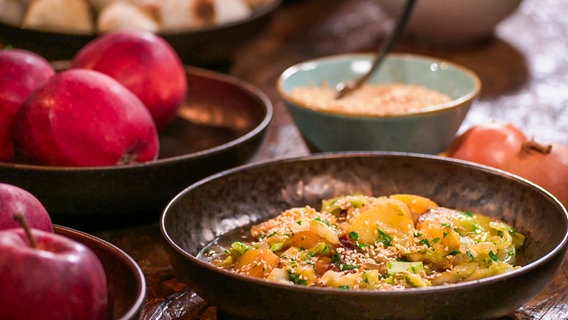 Eine Schüssel mit Miso-Kartoffeln mit Spitzkohl. © NDR 