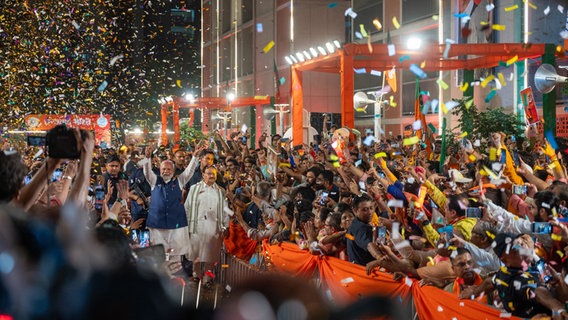 Indien's Premierminister Narendra Modi mit  J P Nadda zeigt das Victory Zeichen bei Ankunft der Parteiparty BJP am 04.06.2024 in Neu Delhi © picture alliance / ZUMAPRESS.com | Pradeep Gaur Foto: Pradeep Gaur