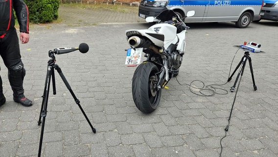 Polizei kontrolliert Lautstärke bei einem Motorrad. © Polizeiinspektion Lüneburg/Lüchow-Dannenberg/Uelzen 