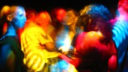 Menschen tanzen  in buntem Licht © photocase Foto: neo.n