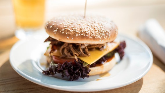 Ein Burger mit Pulled Beef und Salat auf einem Teller. © AllzweckJack / photocase.de Foto: AllzweckJack