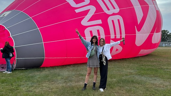 Sarah und Anna aus dem N-JOY Team vor dem Airbeat One Heißluftballon. © NDR / N-JOY 