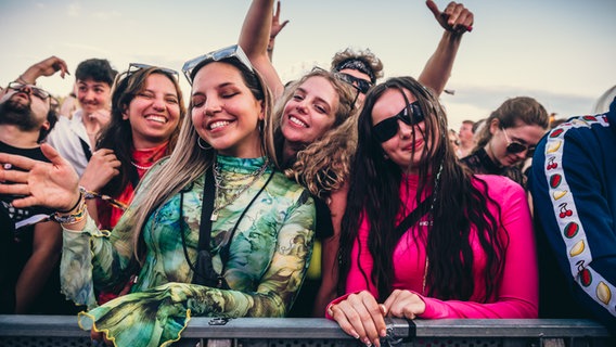 Menschen auf dem Airbeat One Festival 2023. © NDR / N-JOY Foto: Benjamin Hüllenkremer / bigbasspic