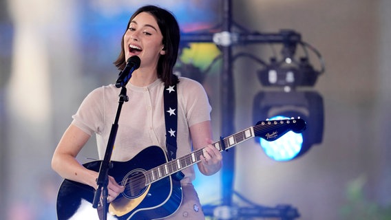 Gracie Abrams auf der Bühne. © picture alliance / Charles Sykes/Invision/AP Foto: Charles Sykes