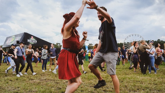 Fans tanzen auf dem Hurricane Festival 2019 in Scheeßel. © N-JOY / NDR / Benjamin Hüllenkremer Foto: Benjamin Hüllenkremer