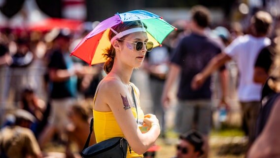 Die Band Fünf Sterne Deluxe bei ihren Auftritt beim Hurricane Festival 2019 in Scheeßel.  Foto: Julian Rausche