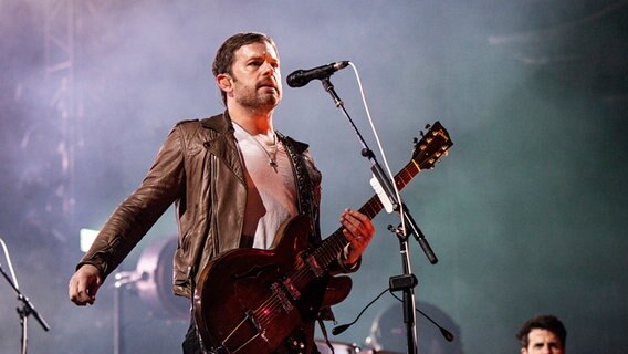 Die Kings of Leon bei einem Konzert auf der Bühne © picture alliance/AP Photo | Amy Harris Foto: Amy Harris