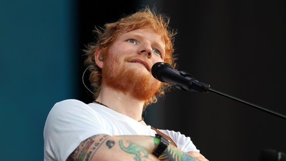 Ed Sheeran auf der Bühne bei seinem Konzert am 25. Juli 2018 auf der Hamburger Trabrennbahn. © NDR Foto: Mirko Hannemann