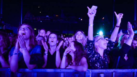 Das Konzert von Walking On Cars im Docks beim Reeperbahn Festival 2016. © NDR Foto: Benjamin Hüllenkremer