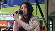 Miriam Bryant live am N-JOY Reeperbus. © NDR 