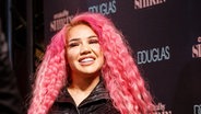 Shirin David, deutsche YouTuberin, Sängerin und Rapperin, steht während der Präsentation des von ihr kreierten Eau de Parfums „Created by Shirin“ auf der Bühne eines Einkaufszentrums. © picture alliance/dpa | Markus Scholz Foto: picture alliance/dpa | Markus Scholz