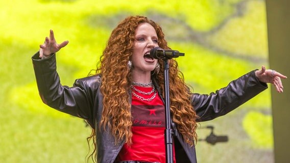 Jess Glynne auf der N-JOY Starshow 2024. © NDR/N-JOY Foto: Axel Herzig