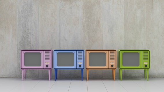 Zu sehen sind vier bunte Fernseher im Retro-Look vor einer Betonwand. © Imago / Westend61 Foto: Westend61