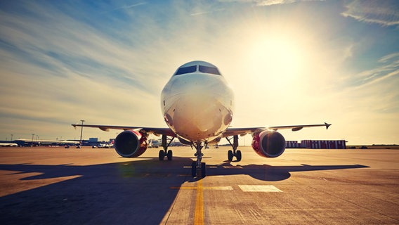 Ein Flugzeug auf der Landebahn. Es ist Sommer. © Fotolia Foto: Chalabala