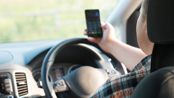 Autofahrer mit Smartphone © fotolia.com Foto: victorpr