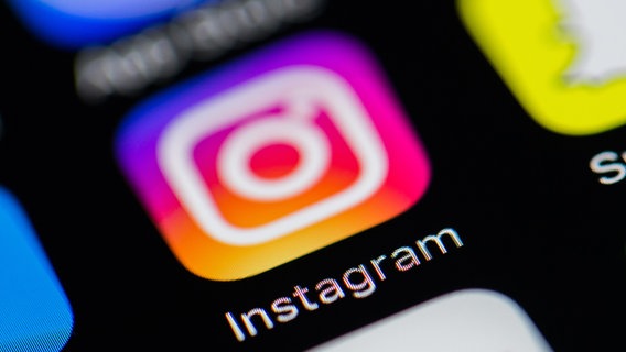 Das Logo der Social Media App Instagram auf einem iphone Display. © picture alliance Foto: Rolf Vennenbernd