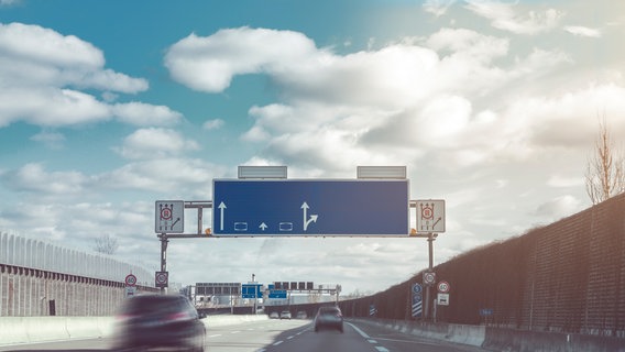 Eine Autobahn mit Schildern und Autos. © Armin Staudt / photocase.de Foto: Armin Staudt / photocase.de