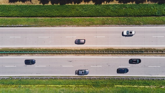 Eine Autobahn in beide Richtungen von oben. Auf den Spuren sind wenige Autos unterwegs. © Dabisik / photocase.de Foto: Dabisik / photocase.de