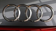 Ein Auto von Audi mit dem Logo in Nahaufnahme. © picture alliance / AP Images Foto: Gene J. Puskar