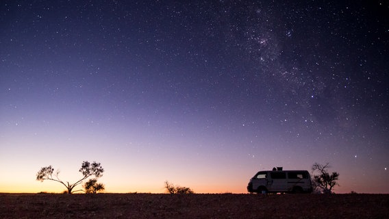 Ein Wohnmobil steht unter einem schönen Sternenhimmel. © Robbiy / photocase.de Foto: Robbiy / photocase.de