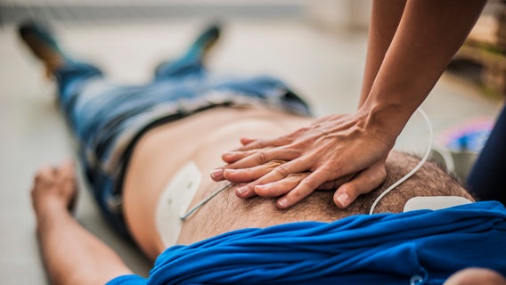 Jemand wird mit einem Defibrillator wiederbelebt. ©  pixelaway / photocase.de Foto:  pixelaway / photocase.de