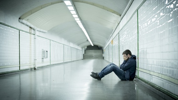 Ein junger Mann sitzt deprimiert auf dem Boden. © fotolia Foto: Focus Pocus LTD