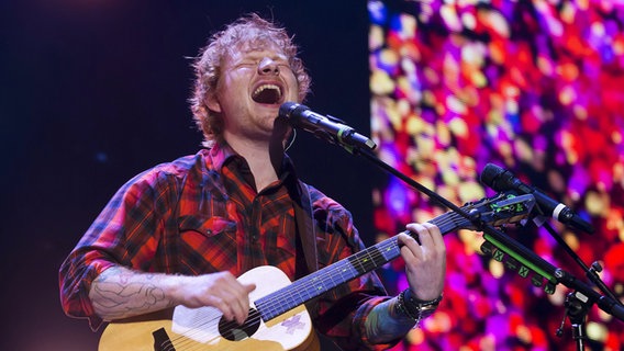 Ed Sheeran mit seiner Gitarre auf der Bühne. © picture alliance / AP Photo Foto: Winslow Townson