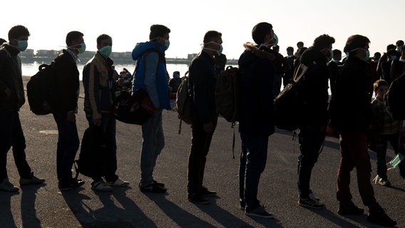 Zu sehen sind Flüchtlinge, die über das Mittelmeer aus ihrem Heimatland nach Europa geflüchtet sind. © picture alliance/NurPhoto Foto: Dimitrios Chantzaras