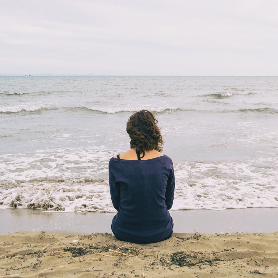 Eine Frau sitzt am Meer. © zaizev / photocase.de Foto: zaizev / photocase.de