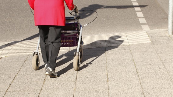 Eine alte Frau mit Rollator vorm Überqueren einer Straße ©  picture alliance / Wolfram Steinberg Foto: Wolfram Steinberg