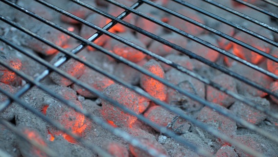 Glühende Kohle unter einem Grillrost. © apl_d200 / photocase.de 