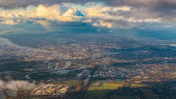 Eine Luftaufnahme von Hamburg. © picture alliance/JOKER Foto: Hady Khandani