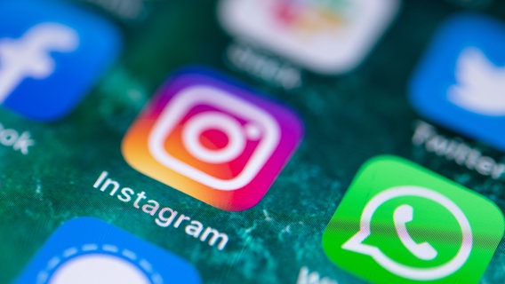 Das Instagram-Logo auf einem Smartphone. © picture alliance/dpa Foto: Fabian Sommer