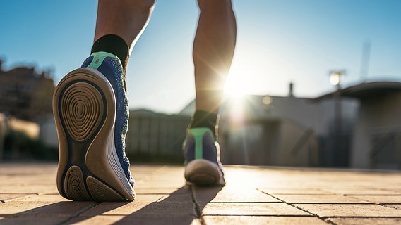 Ein Mann mit Laufschuhen. © Santiago Nunez / photocase.de Foto: Santiago Nunez / photocase.de