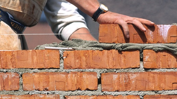 Die Arbeit ausführende Hand eines Maurers. © Bildagentur-online 