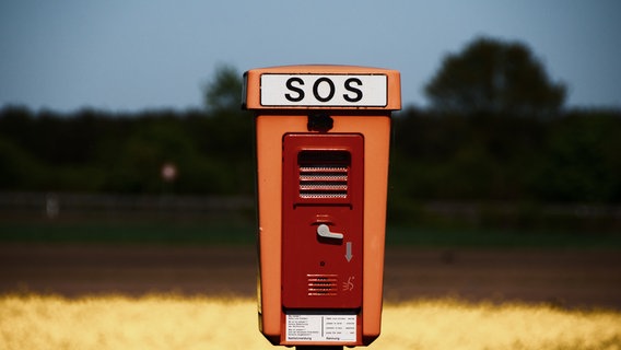 Eine SOS-Säule neben der Straße. © ugwo / photocase.de Foto: ugwo / photocase.de