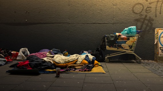 Ein Schlafplatz auf der Straße, mit Schlafsäcken und einem Einkaufswagen. © suze / photocase.de Foto: suze / photocase.de