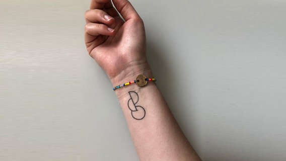 Auf einem Handgelenk sieht man das Organspende-Tattoo. © privat Foto: privat