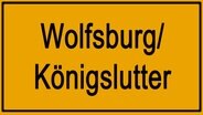 Das Ortsschild: Wolfsburg/ Königslutter © NDR 