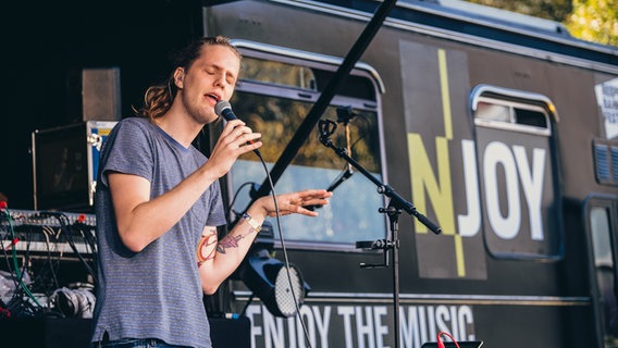 Der N-JOY Reeperbus auf dem Reeperbahn Festival 2020. © NDR/N-JOY Foto: Benjamin Hüllenkremer