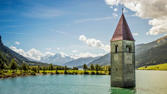 Ein Kirchturm ragt aus dem südtiroler Reschensee. © Curve2Spline / photocase.de Foto: Curve2Spline