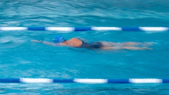 Eine Frau schwimmt im Schwimmbad. © picture alliance/dpa | Sebastian Gollnow Foto: Sebastian Gollnow